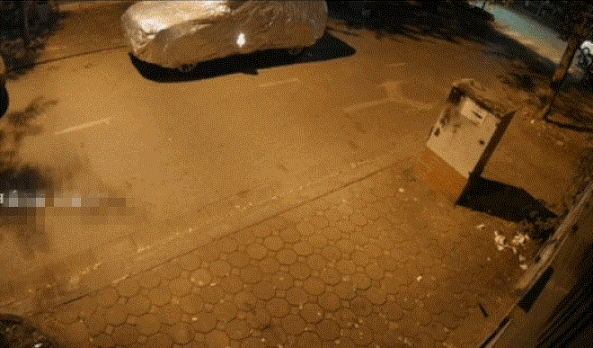 Oto dot nhien boc chay khien ca pho xon xao, camera ghi lai canh khong ngo