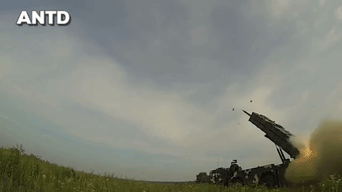 Không những kế thừa sức mạnh từ nguyên mẫu BM-30 Smerch của Nga, pháo phản lực Polonez còn nổi trội về tầm bắn cũng như độ chính xác khiến Nga, Mỹ cũng phải nể phục. Loại vũ khí này được Belarus xây dựng để thay thế hệ thống phóng pháo phản lực tự hành Uragan 220mm và pháo phản lực nhiều nòng BM-30 Smerch 300mm.