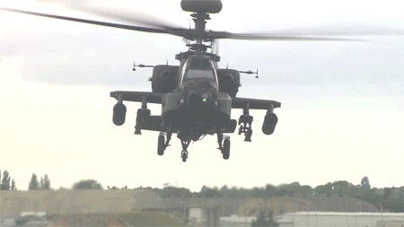 AH-64E được trang bị động cơ mới giúp nó có thể mang được nhiều thiết bị và bay xa hơn so với phiên bản cũ.