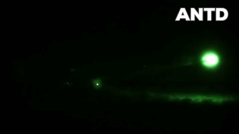 Ngày 24/2, hãng thông tấn SANA Syria công bố hình ảnh do lực lượng phòng không Syria chụp lại về việc một máy bay vận tải C-130J của Mỹ đêm 21/2 “lén lút” xâm nhập không phận Syria và di chuyển ở tầm thấp, sau đó đã thả một số lượng lớn tên lửa, vũ khí và vật tư tiếp tế cho phiến quân Syria đóng tại vùng núi Latakia.