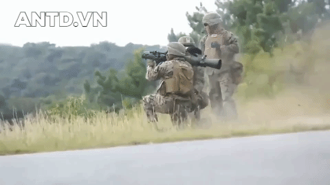 Cùng với tên lửa diệt tăng, súng chống tăng cầm tay vẫn được các quốc gia phát triển, với ưu thế nhỏ gọn, hỏa lực vừa phải có thể vô hiệu hóa xe tăng ở cự ly gần khi bắn vào các vị trí hiểm.