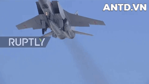 MiG-31 được thiết kế bởi Phòng thiết kế Mikoyan dựa trên MiG-25. MiG-31 là một mẫu máy bay đánh chặn chiến lược trên chiến trường của Liên Xô, trước khi Liên Xô tan rã.