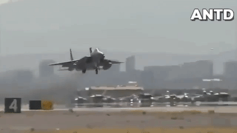 Phóng viên này cho biết, chiếc máy bay đã ném bom cảnh báo quân đội Syria.