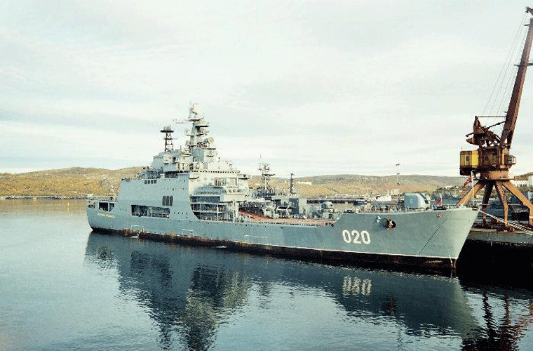 Ngoài ra, Ivan Rogov còn có thể mang theo 8 tàu đổ bộ khí đệm lớp Kalmar, hoặc 1 tàu đổ bộ thủ công lớp Ondatra.