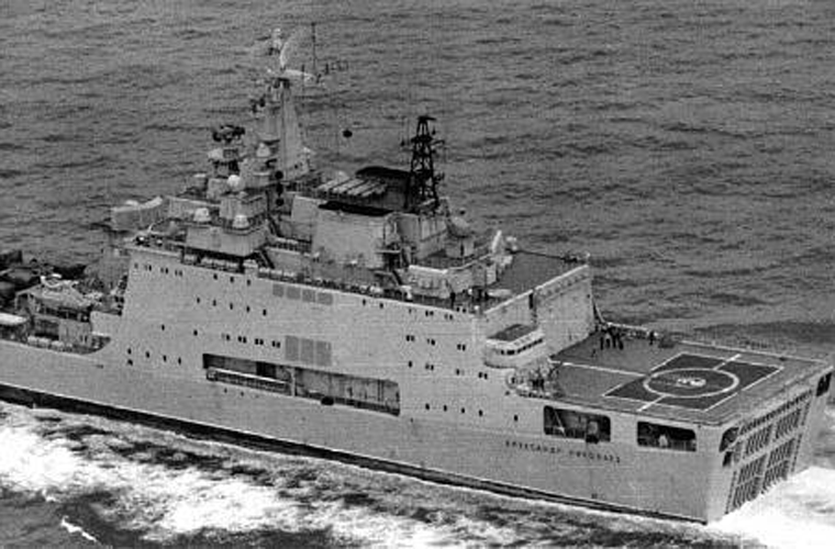 Boong tàu có 2 sàn đáp cho trực thăng, một ở phía sau đuôi tàu và 1 phía sau pháo chính. Nó có thể mang theo 4 trực thăng Ka-27 hoặc Ka-29.