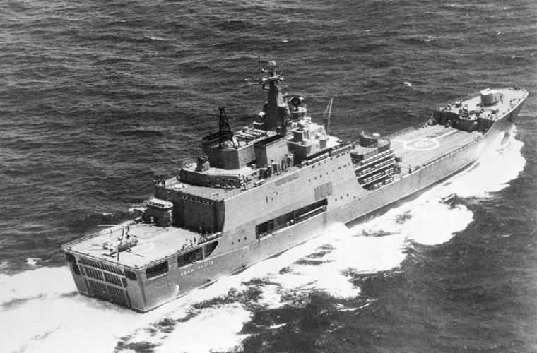 Mũi tàu có một đường nối đặc biệt cho phép tàu triển khai các phương tiện chiến đấu lên bờ khá dễ dàng.