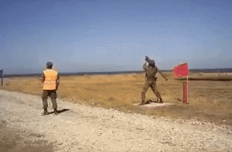 Tuy nhiên quả tên lửa đã không rời khỏi ống phóng mà kéo theo nó, giật khỏi tay xạ thủ. Sau đó quả Igla chạm đất và bay theo hướng ngược lại, suýt nữa lao trúng vào một trong những quân nhân.