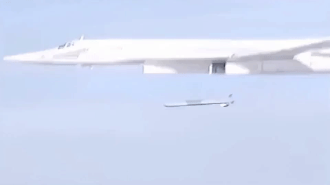 Tên lửa được gắn vào ổ quay đặt bên trong các loại máy bay ném bom chiến lược.