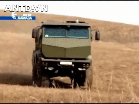 Máy bay vận tải quân sự Il-76 vừa đưa một số xe bọc thép đến căn cứ không quân Hmeimim ở Syria để hỗ trợ các đơn vị cảnh sát quân sự Nga được giao nhiệm vụ tuần tra biên giới Syria - Thổ Nhĩ Kỳ, Bộ Quốc phòng Nga thông báo.