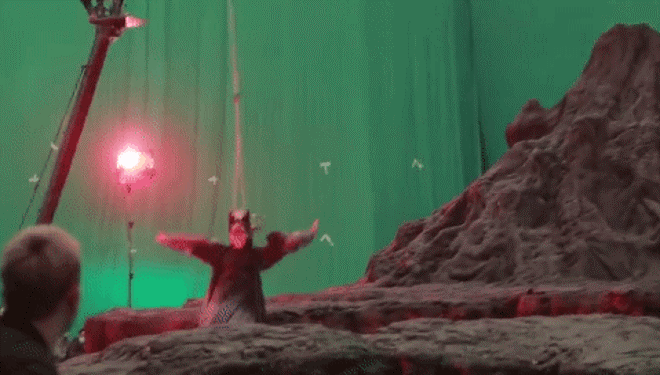 Nữ diễn viên Lưu Thi Thi cũng từng gặp tai nạn suýt mất mạng trên phim trường Túy linh lung. Khi thực hiện một phân cảnh võ thuật và phải sử dụng tới dây bảo hộ, cô đã không may trượt chân té ngã. Người đẹp chưa kịp đứng vững đã bị dây bảo hộ mắc vào cổ. Nếu nhân viên trường quay không xuất hiện kịp thời, có lẽ nữ diễn viên đã bị nghẹt thở vì sự cố hi hữu này.