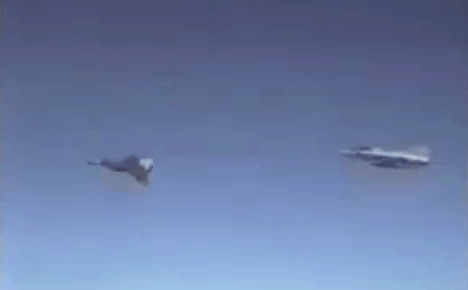 Tuy nhiên, ít ai biết rằng động tác bay "rắn hổ mang" này đã được chiến đấu cơ Saab-35 Draken thực hiện trước Su-27 đến cả chục năm.