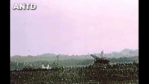 Pháo bắn đi những quả đạn hạt nhân có trọng lượng 364 kg đi xa tới 32km.