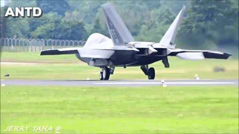 Để tấn công mặt đất, F-22 Raptor mang theo 3 bom thông minh GBU-32 JDAM loại 204 kg hoặc 3 bom GBU-30 JDAM loại 454 kg cùng một số nhỏ tên lửa không đối không.
