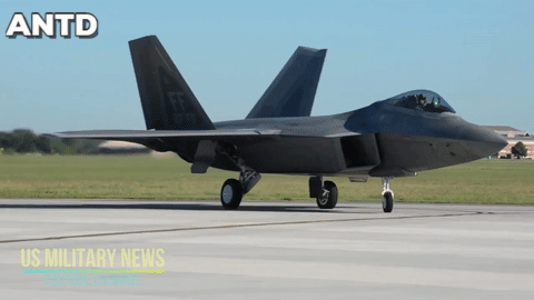 Sự tàng hình đỉnh cao của F-22 Raptor chính là việc vỏ máy bay được cấu tạo từ 39% ti tan, 24% composite, 16% nhôm.