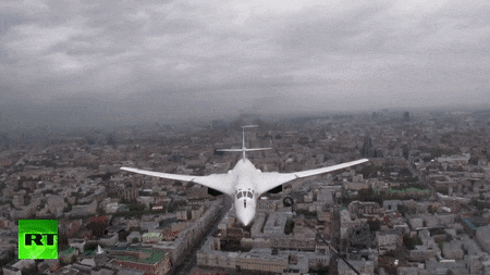 Hai phi hành đoàn trên chiếc Tu-160 đã lập kỷ lục thế giới về thời gian và tầm bay. Theo Trung tướng Kobylash, không ai từng bay trên oanh tạc cơ tên lửa chiến lược loại này lâu hơn họ.