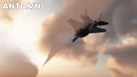 Radar của F-15 có tầm trinh sát khoảng 160 km - 250 km ở trên không, hơn 300 km với mục tiêu cỡ tàu khu trục.