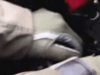 Đó là chúng vẫn có thể hạ cánh dù mất hẳn một bên cánh do va chạm trên không. Hình ảnh chiếc F-15 của không quân Israel đang tìm cách hạ cánh sau khi bay mất một bên cánh.