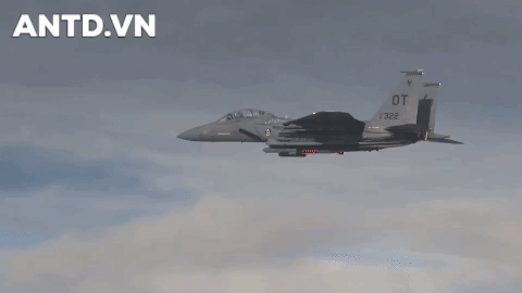 Phòng thí nghiệm quốc gia Sandia ngày 8/6 cho biết F-15E Strike Eagle của Không quân Mỹ đã hoàn tất thành công thử nghiệm trang bị vũ khí từ hồi tháng 3/2020, trong đó cho thấy khả năng tương thích của tiêm kích này với bom trọng lực hạt nhân B61-12.