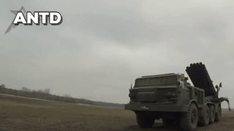 "Các tay súng của Houthi đã đồng loạt phóng nhiều quả đạn phản lực từ vị trí của họ ở núi Helan, phía tây Marib. Nhiều quả đạn đã rơi xuống ngay lối vào của doanh trại, trong khi đó những quả đạn khác đã đánh trúng khu vực có chứa vũ khí và binh sĩ", al-Arabiya TV cho biết.