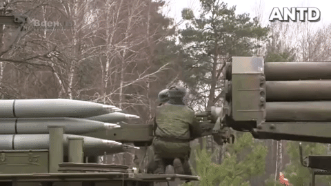 Theo al-Arabiya TV, mục tiêu vụ tấn công là trại quân sự Sahn al-Jin ở tỉnh Ma'rib trung tâm của Yemen - nơi đang có sự hiện diện của nhiều binh sĩ Saudi Arabia và lực lượng dân quân được nước này hậu thuẫn.