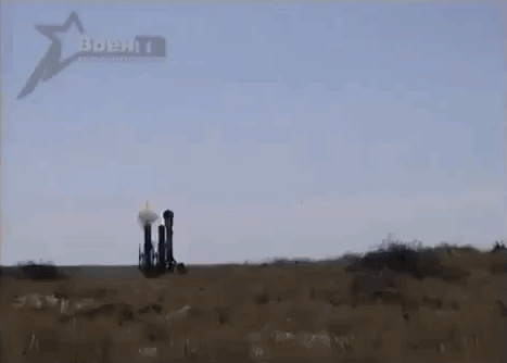 Nếu phía Thổ Nhĩ Kỳ cho rằng tổ hợp S-300 đã bị phá hủy bởi một máy bay chiến đấu F-16, thì phiến quân lại khẳng định là chiếc công của một máy bay không người lái.