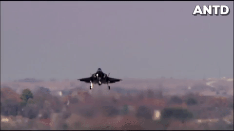 Về kích thước F-35B tương đương với F-35A của không quân, hy sinh một phần lượng nhiên liệu mang theo dành cho hệ thống bay thẳng đứng.