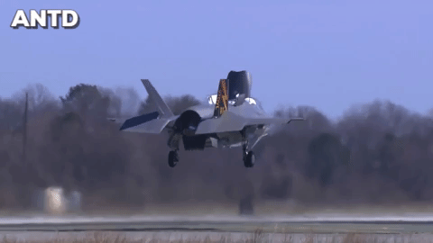 Ngoài Mỹ còn có hải quân Hoàng gia Anh cũng đã biên chế phiên bản này.