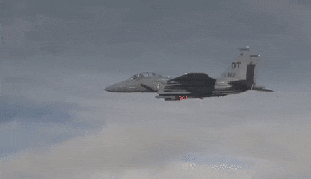 So sánh với các phương tiện mang bom hạt nhân B61-12 khác, tiêm kích tàng hình F-35 có khả năng tấn công cũng như chống trả các biện pháp tác chiến mạnh của đối phương, khi đó cặp đôi này sẽ từ vũ khí chiến thuật trở thành chiến lược.