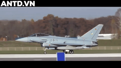EF-2000 Typhoon (Chiến binh châu Âu – Cuồng phong) là tiêm kích đa năng thế hệ 4 nổi tiếng do liên doanh Eurofighter GmbH (gồm Tập đoàn EADS của Đức – Tây Ban Nha; BAE System của Anh và Aleni Aeronautica của Italy) cùng hợp lực nghiên cứu phát triển.
