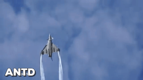 Mặc dù EF-2000 Typhoon là máy bay chiến đấu thế hệ 4 nhưng nó lại có một vài tính năng của tiêm kích thế hệ 5, như “bán tàng hình”.