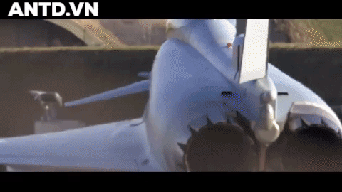 Để chống lại những nguy cơ, máy bay được trang bị mồi bẫy nhiệt, kim loại nhiễu xạ, thiết bị tác chiến điện tử (ECM) và mồi bẫy radar kéo theo.