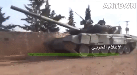 Quân đội Syria được Nga chuyển giao hàng chục xe tăng T-90 hiện đại từ cuối năm 2015. Chúng được biên chế cho các đơn vị tăng thiết giáp tinh nhuệ của quân đội chính phủ hoặc dân quân do Iran hậu thuẫn, tham chiến ở hầu hết các chiến trường trọng điểm.