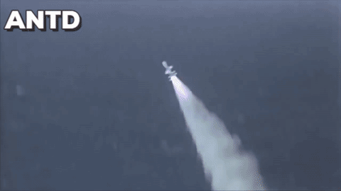 Tên lửa diệt hạm AGM-84 Harpoon là vũ khí tiêu chuẩn trên các tàu chiến cũng như máy bay của Mỹ. Với đầu đạn 221kg, tên lửa Harpoon có thể chẻ đôi cả tàu chiến hàng ngàn tấn.