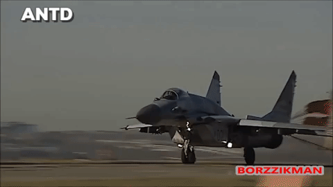 Radar này giúp MiG-29SMT có thể phát hiện đồng thời 10 mục tiêu và lựa chọn tiêu diệt cùng lúc 4 mục tiêu trong số đó.