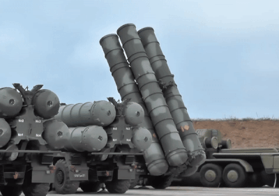 Ấn Độ là quốc gia thứ ba trên thế giới (sau Trung Quốc và Thổ Nhĩ Kỳ) sẽ nhận được các tổ hợp tên lửa phòng không tầm xa tối tân S-400 Triumf do Nga sản xuất.