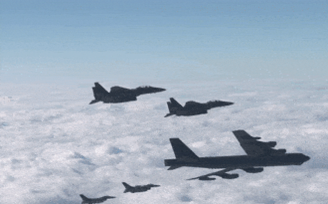 Theo báo chí Nga, Kiev đã cho phép 3 máy bay ném bom chiến lược B-52H Stratofortress của không quân Mỹ có khả năng mang vũ khí hạt nhân vào không phận của mình, chúng bay một cách thách thức với bộ phát tín hiệu được bật gần ranh giới Donbass và Crimea.