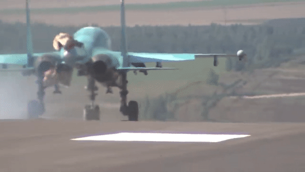 Điều này buộc Nga phải rút những chiếc Su-34 đầu tiên về nước và nâng cấp từ kinh nghiệm thực chiến tại Syria.