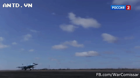 Những hình ảnh mới nhất cũng cho thấy Nga đang duy trì tới 7 chiến đấu cơ Su-34 tại Syria. Dòng máy bay này đang được Matxcơva sử dụng để thay thế vai trò của Su-30SM, Su-25 và các trực thăng tấn công hạng nặng.