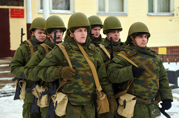 Các binh sĩ đơn vị tên lửa phòng không S-300PMU2 Nga nhận lệnh làm nhiệm vụ báo động sẵn sàng chiến đấu.