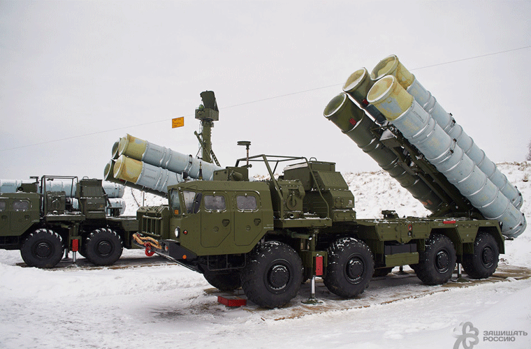 Xe mang phóng tự hành hệ thống tên lửa tầm cao S-300PMU2 vào vị trí sẵn sàng chiến đấu.