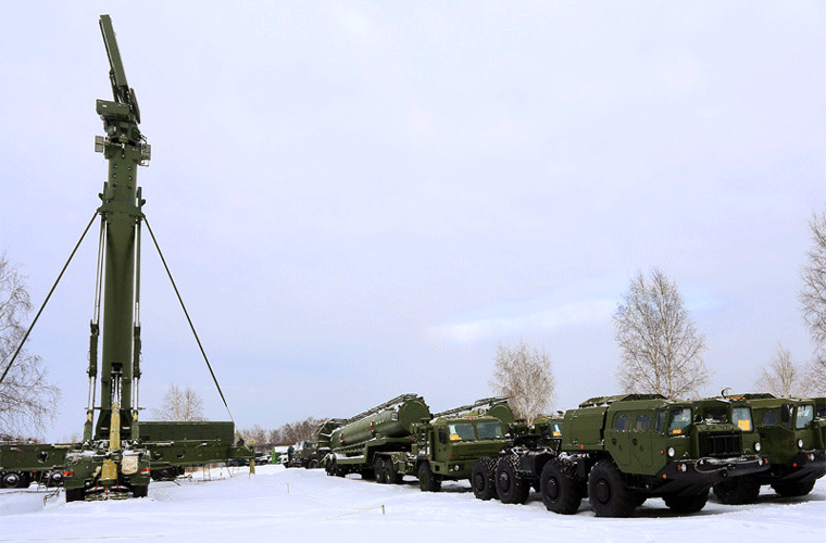 Ê kíp hành quân triển khai radar sục sạo mục tiêu.