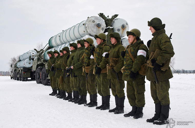 Ê kíp vận hành hệ thống phòng không S-300PMU2 nghe phổ biến nhiệm vụ.