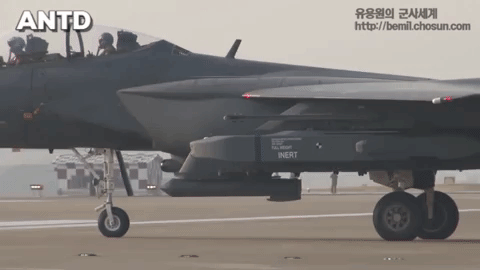 “Chỉ một lúc trước, F-15K, máy bay chiến đấu mạnh nhất Đông Bắc Á đã trở về sau khi hoàn thành nhiệm vụ tuần tra trên vùng đất Dokdo của chúng ta mà không gặp vấn đề gì”, Tổng thống Moon nói với quân đội trong bài phát biểu được Reuters đăng tải hôm 1/10.