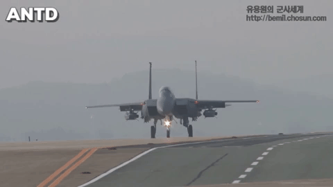 Tổng thống Hàn Quốc Moon Jae-in cho biết tiêm kích F-15K đã bay tuần tra trên đảo Dokdo/Takeshima tranh chấp với Nhật Bản, hiện do Seoul kiểm soát.