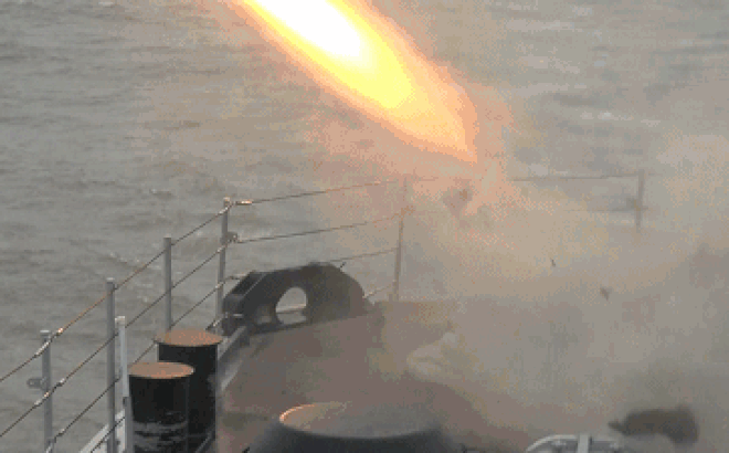 Theo truyền thông Nga, việc hải quân Mỹ vi phạm lãnh hải nước này, thậm chí còn lớn tiếng cảnh báo sẽ phá hủy tàu chiến Nga nếu bị ngăn cản đã buộc Moskva phải đưa ra hành động cứng rắn hơn, đó là cho phép tấn công tàu vi phạm sau cảnh báo đầu tiên.