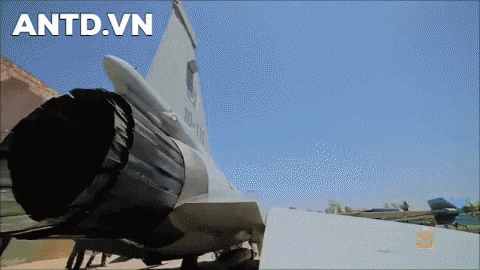 Tờ The Times of India trích dẫn một nguồn tin chính phủ cho biết, máy bay JF-17 của Pakistan do Trung Quốc sản xuất có vấn đề với phần thân vỏ. Các vết nứt được tìm thấy ở trên phần cánh chính, thậm chí là cả thân máy bay; đây là những phần bị ảnh hưởng nhiều nhất bởi các áp lực trong quá trình bay.