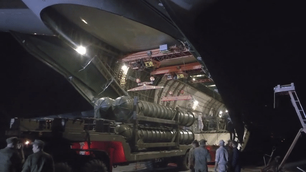 Bộ trưởng Quốc phòng Nga Sergei Shoigu từng tuyên bố rằng S-300 Syria sẽ được trang bị đạn đánh chặn 48N6E3 có tầm xa tới 250 km, đi kèm hệ thống quản lý bầu trời Polyana D4M.