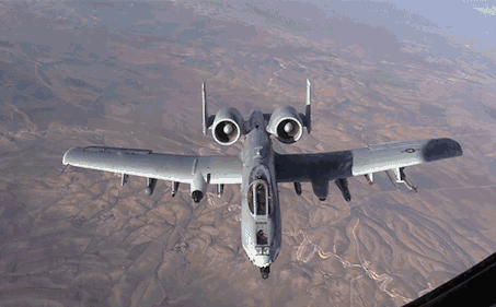 A-10 là loại chiến đấu cơ chuyên đánh mục tiêu mục đất đáng sợ nhất của quân đội Mỹ. Mặc dù ra đời đã lâu, nhưng những chiếc máy bay này vẫn rất hữu dụng và là bạn đồng hành đáng tin cậy của thủy quân lục chiến Mỹ.