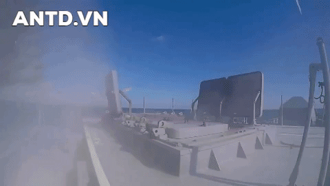 Nhưng không chỉ riêng Không quân Nga, theo các hãng thông tấn khu vực Trung Đông, vào sáng 17/2, các tàu chiến của Hải quân Nga đã chính thức tham chiến.