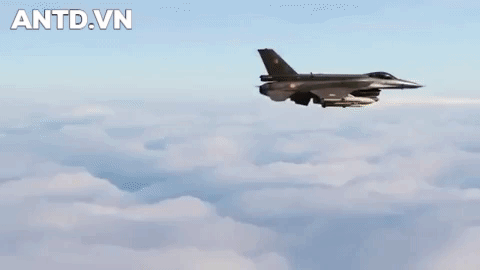 Thứ trưởng Ngoại giao Mỹ phụ trách Kiểm soát vũ khí và an ninh quốc tế Andrea Thompson hồi tháng 8 viết thư gửi tư lệnh không quân Pakistan Mujahid Anwar Khan để khiển trách việc nước này "điều chuyển, duy trì và vận hành" tiêm kích F-16 cùng tên lửa AMRAAM do Mỹ sản xuất tại các căn cứ tác chiến tiền phương vốn không được phép trong thỏa thuận mua bán vũ khí giữa hai nước.